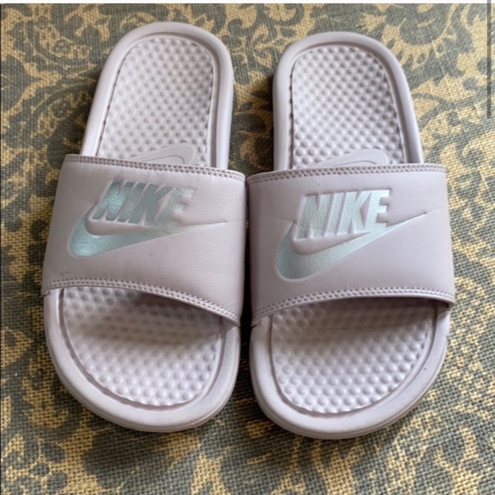 💕Nike slides (more of a baby pink color)